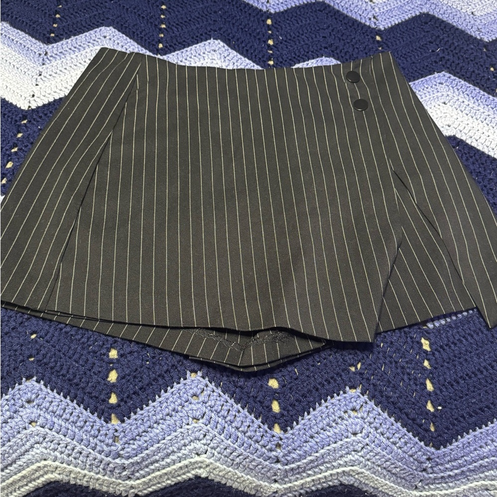 GB girls Navy and White Pinstripe Skort size XL Like New